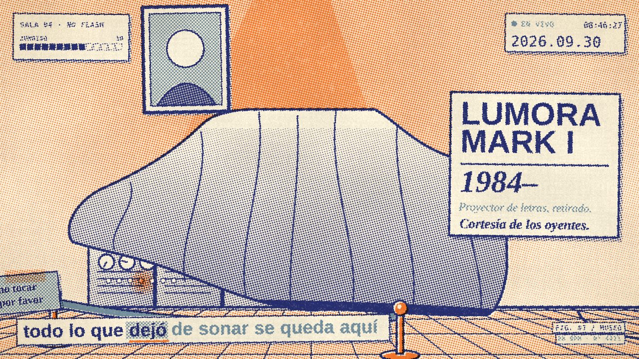 escena museo: una máquina tapada con una sábana, cuerda de terciopelo y placa